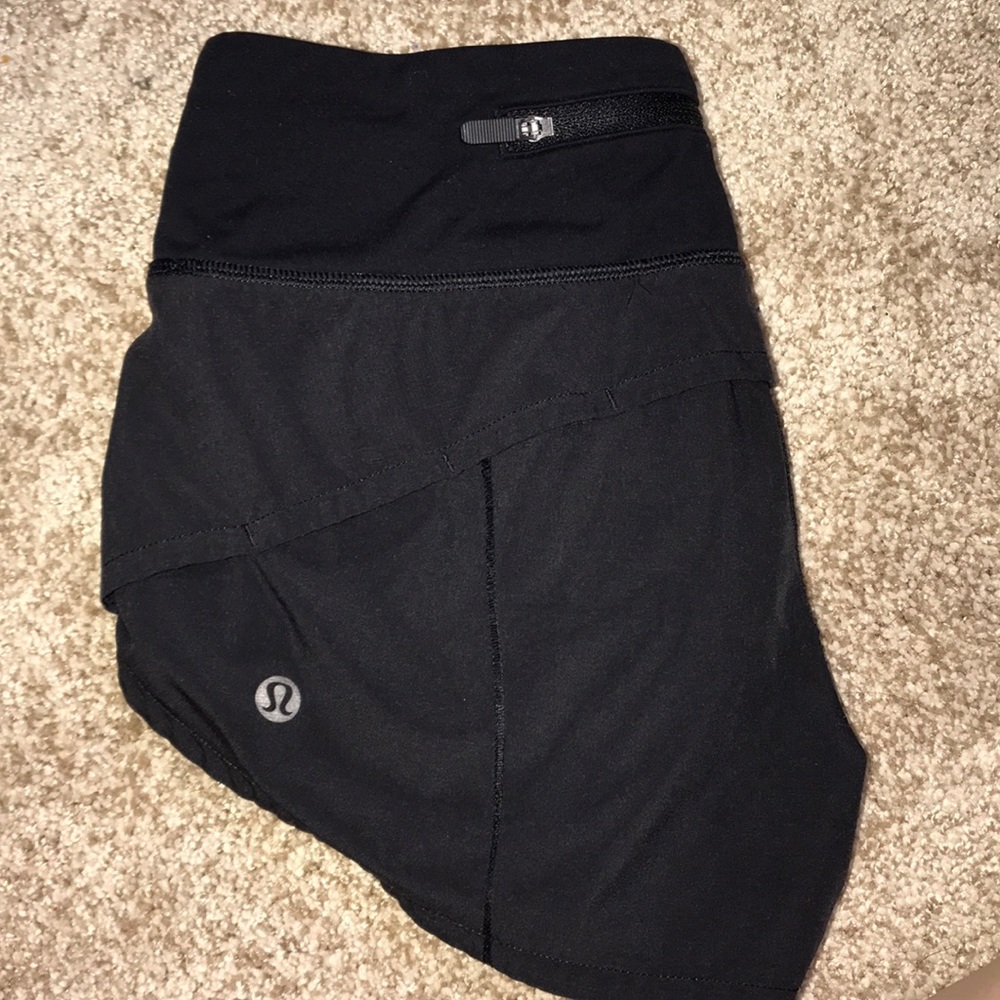 Black lulu shorts💞